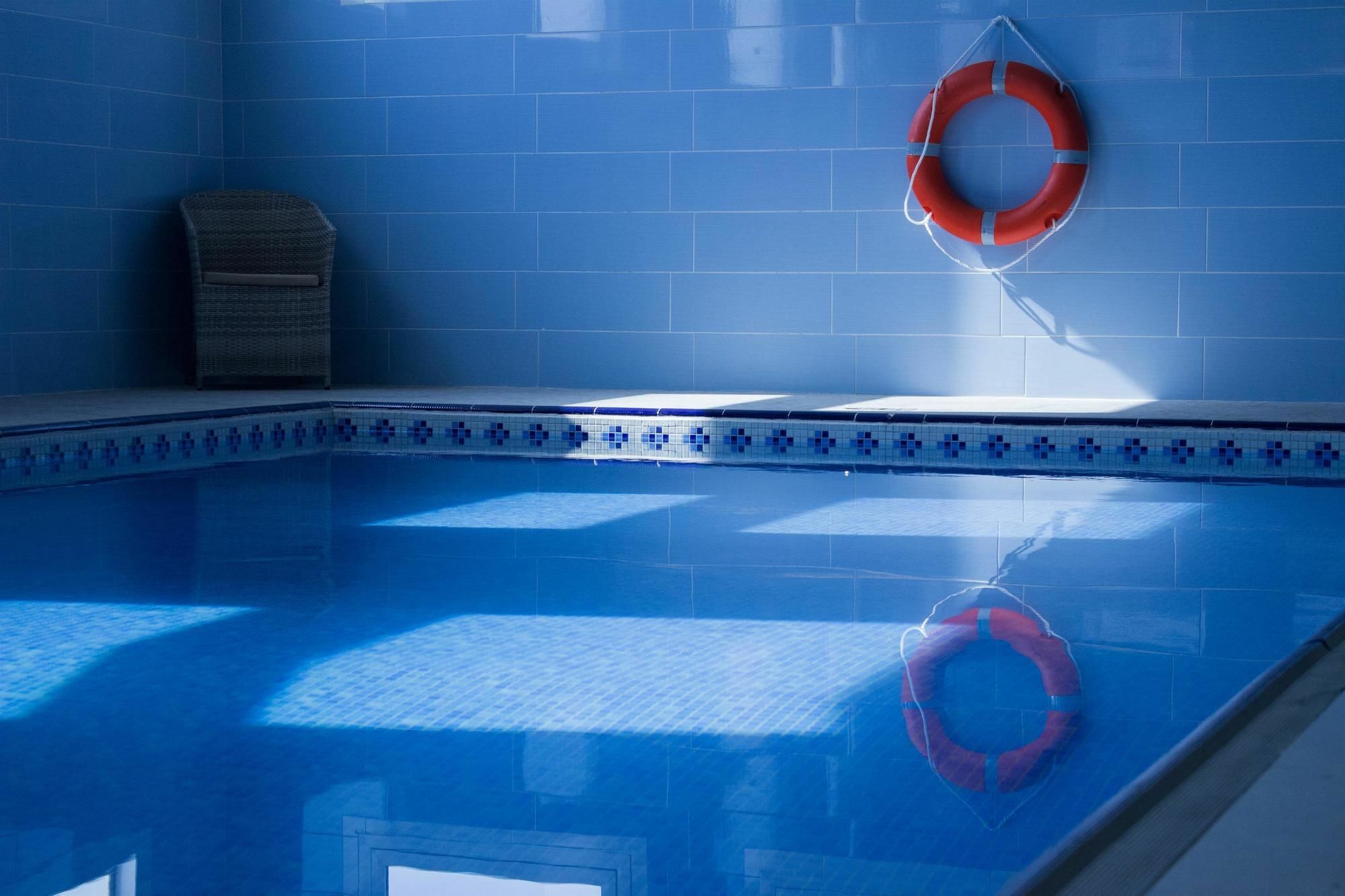 Al Ahsa Grand Serviced Apartment Al-Hofuf Exterior photo A pool with blue tiles
