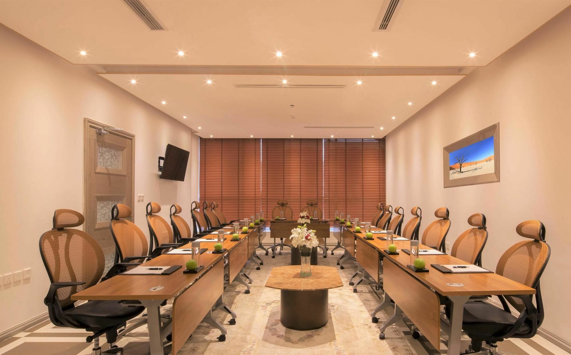 Al Ahsa Grand Serviced Apartment Al-Hofuf Exterior photo Meeting room