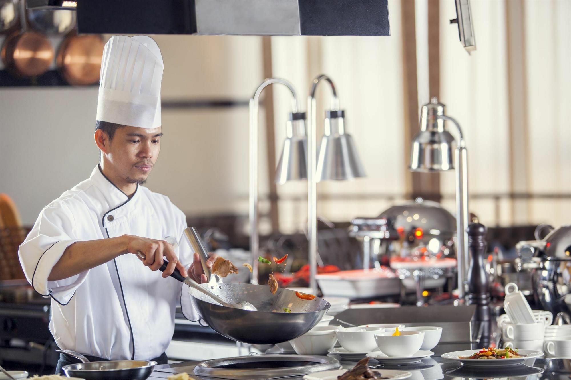 Al Ahsa Grand Serviced Apartment Al-Hofuf Exterior photo A chef cooking